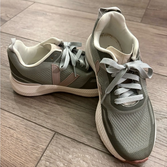 VEJA sneakers - Picture 1 of 8
